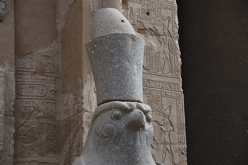 06 MAK_6270.jpg - Il dio è rappresentato con la corona Pshent (la doppia corona che rappresenta la fusione tra l'Alto e il Basso Egitto).